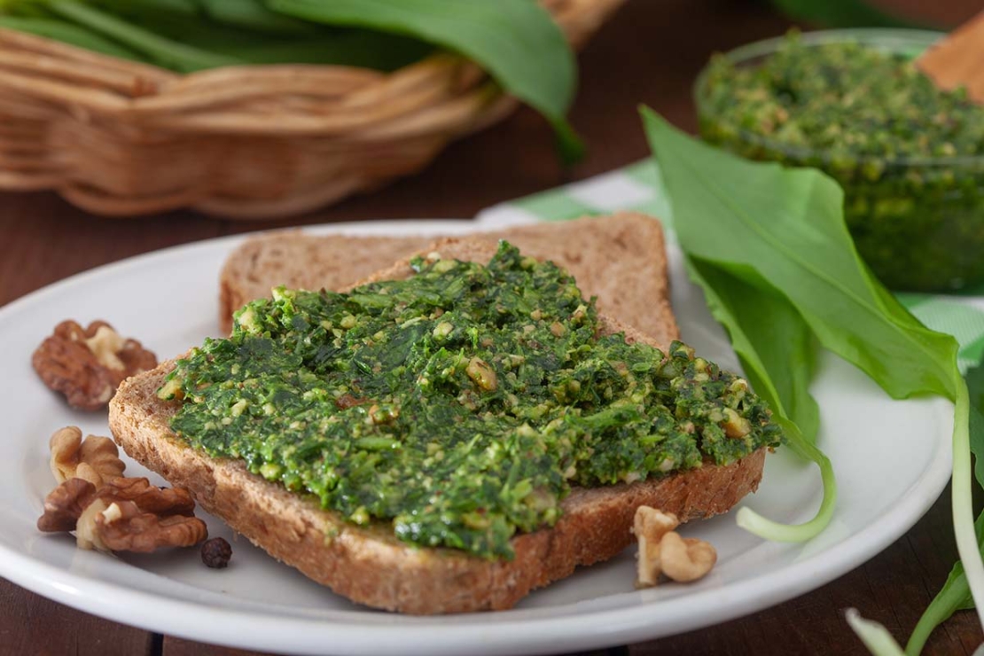 veganes Baerlauchpesto auf einem Toast-Brot [Foto: AdobeStock_Meteo021]