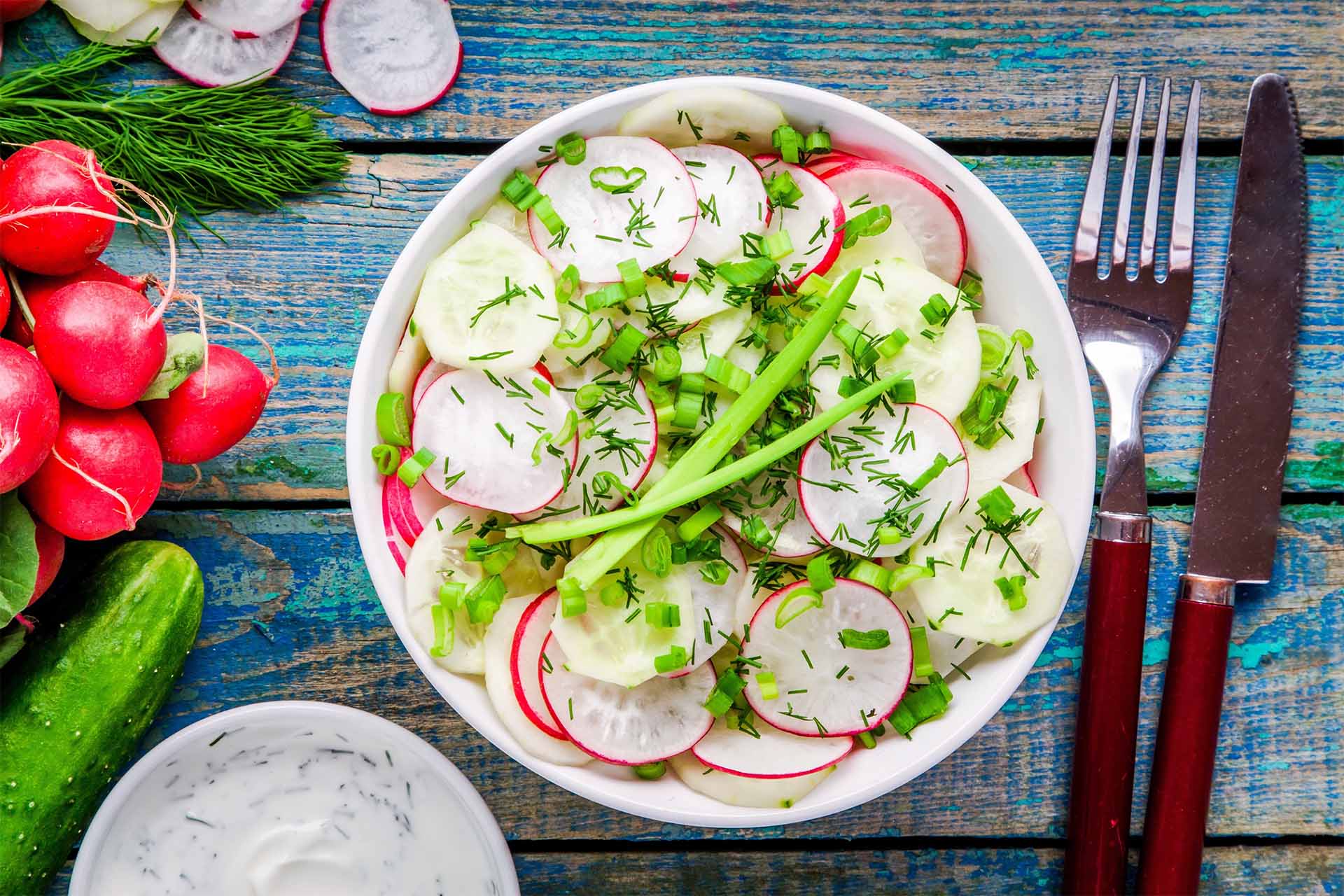 Radieschensalat einfach – mit Gurke und Dill | GartenFlora