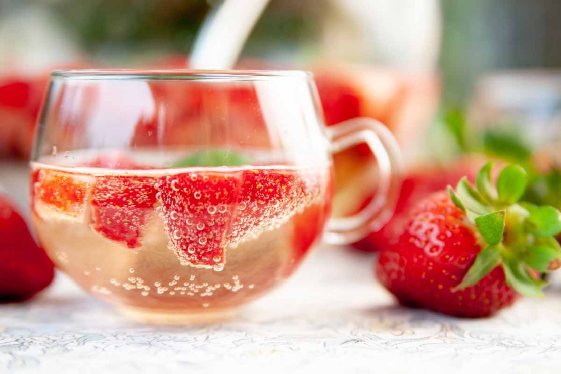Erdbeerbowle in einem Glas [Foto: AdobeStock_Julia]