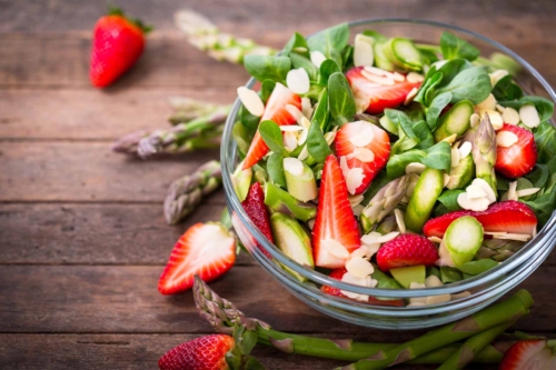 Gruener Spargelsalat mit Erdbeeren in Glasschale [Foto: AdobeStock_pilipphoto.jpeg]