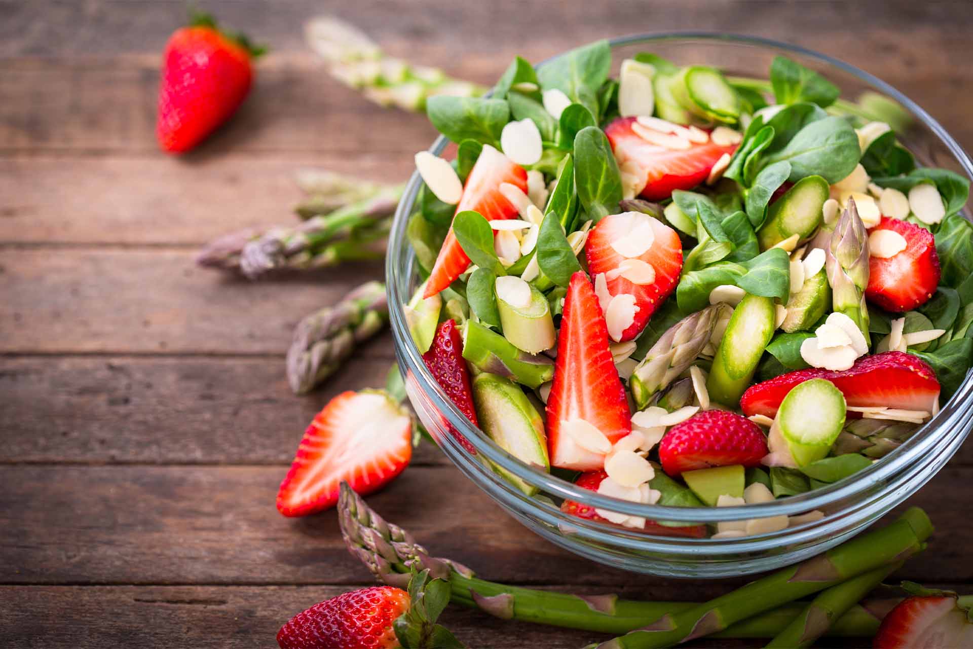 Spargelsalat mit Erdbeeren und Limettendressing | GartenFlora