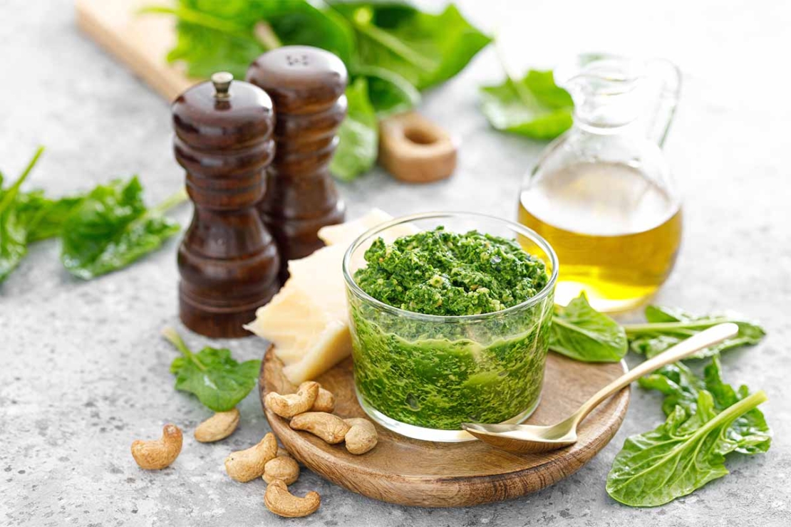 Spinatpesto selber machen [Foto: AdobeStock_Sea Wave]