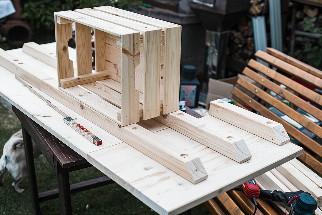 Outdoor-Bar wird aus einer Holzkiste konstruiert. Foto: Einhell