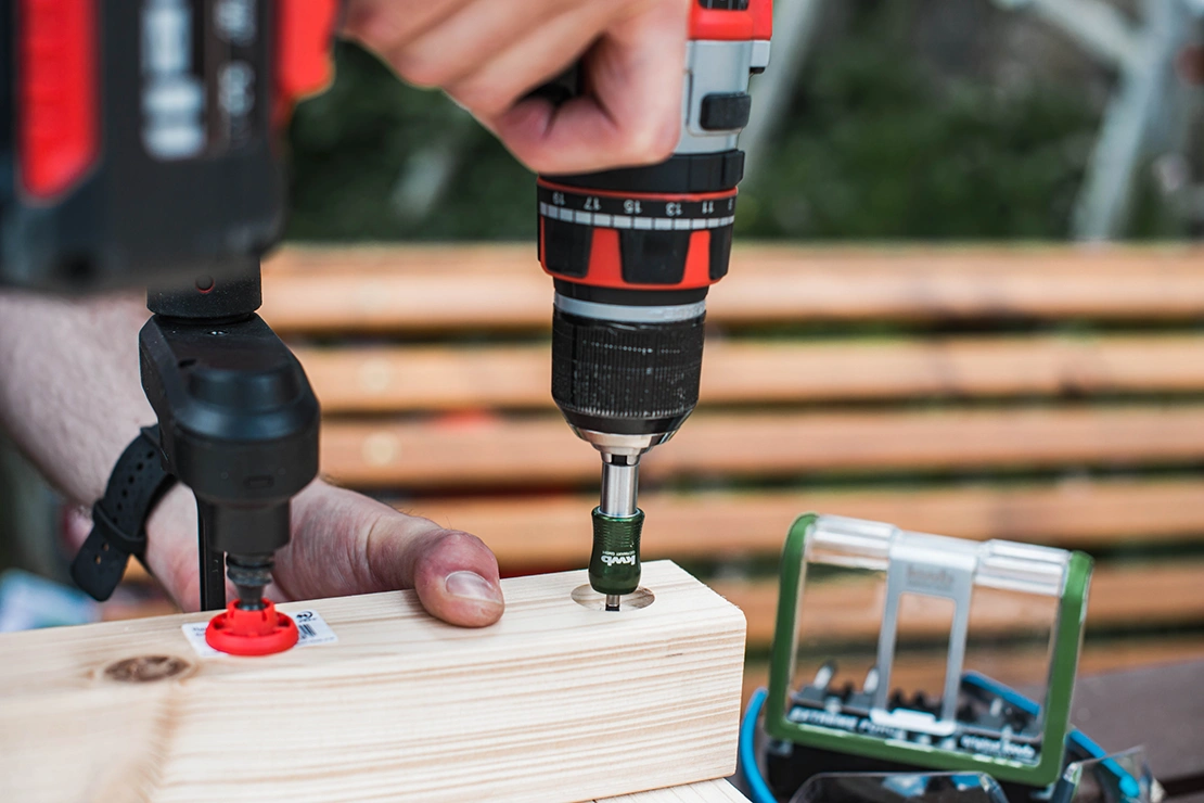 Outdoor-Bar konstruieren: Ein Loch wird in eine Holzlatte gebohrt. Foto: Einhell