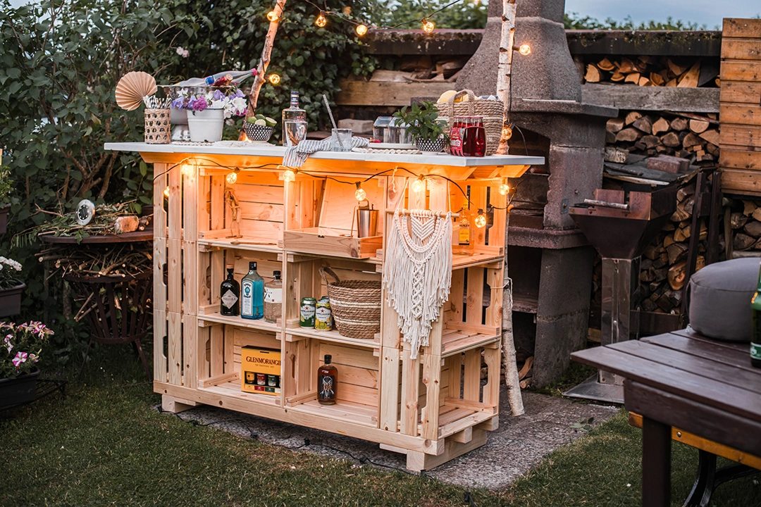 Leuchtende Outdoorbar aus Holz im Garten. Foto: Einhell