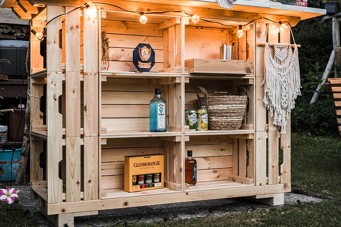 Outdoor-Bar aus Holzkisten mit Beleuchtung. Foto: Einhell