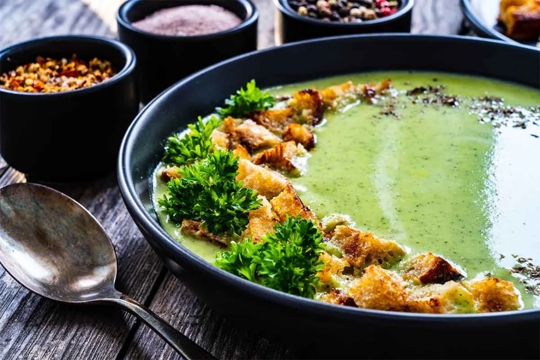 Zucchinisuppe mit Croutons auf einem Teller [Foto: AdobeStock_Jacek Chabraszewski]