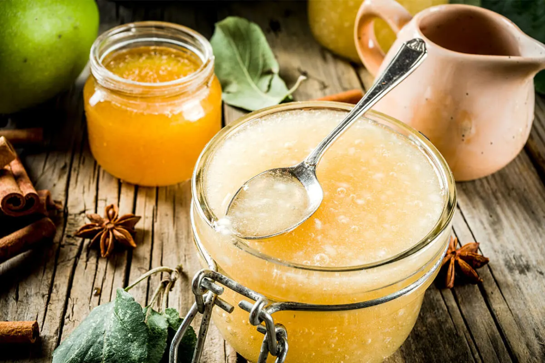 Apfelmarmelade auf einem Löffel [Foto: kAdobeStock_ricka_kinamoto]