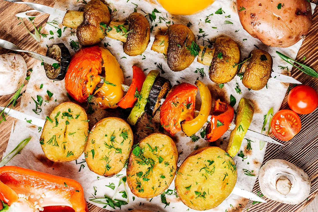 Grillspieße sind leicht zuzubereiten - Kartoffeln, Pilze, Gemüse und Co. werden einfach aufgespießt. [Foto: AdobeStock_kaninstudio]