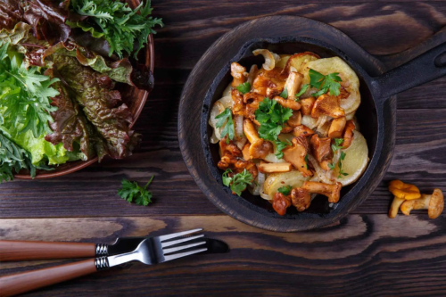 Pilzpfanne auf rustikalem Tisch [Foto: AdobeStock_ geshas]