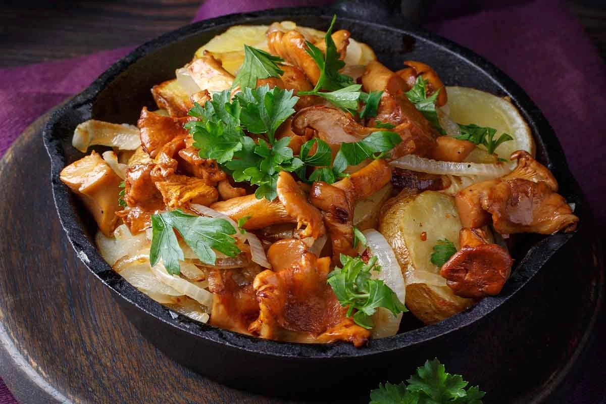 Eine Pilzpfanne wie vom Jahrmarkt – hier mit Kartoffeln und Petersilie [Foto: AdobeStock_geshas]