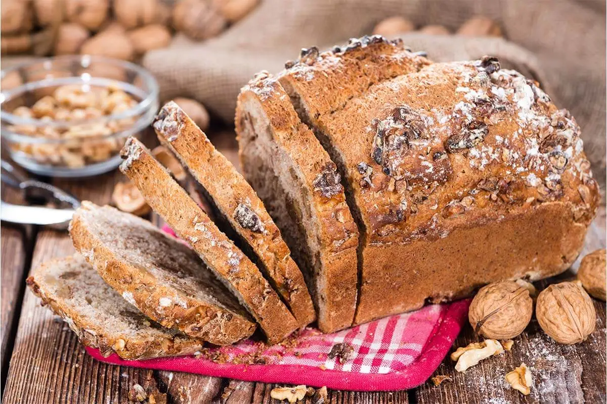 Walnussbrot aus der Kastenform mit Mehl bestreut. [Foto: AdobeStock_HandmadePictures]