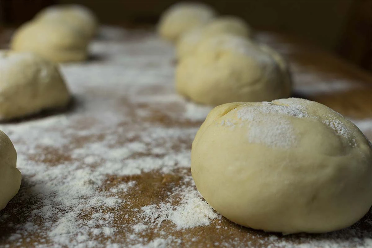 Dampfnudeln wurden geknetet und geformt [Foto: AdobeStock_Jana Lösch]