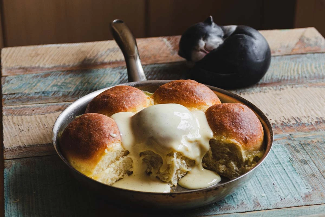 Dampfnudeln in der Pfanne auf einem Holztisch [Foto: Peter Schulze]