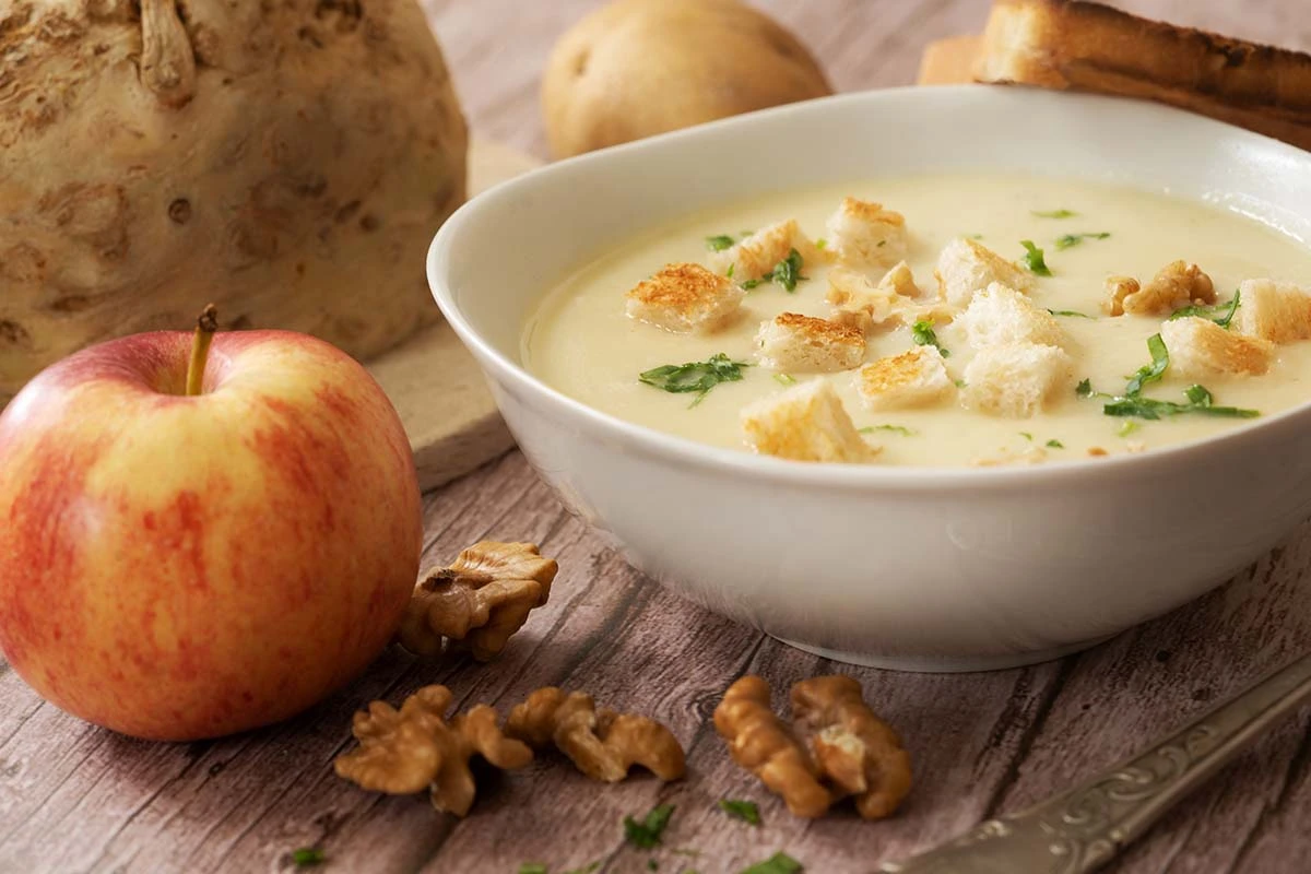 Selleriesuppe auf einem Suppenteller  [Foto: AdobeStock_Babsi_w]