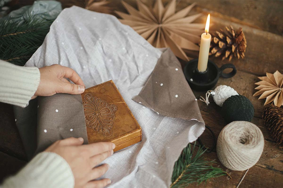 Furoshiki wird genutzt, um eine Holzschatulle einzupacken – Anleitung zum Verpacken [Foto: AdobeStock_Sonyachny