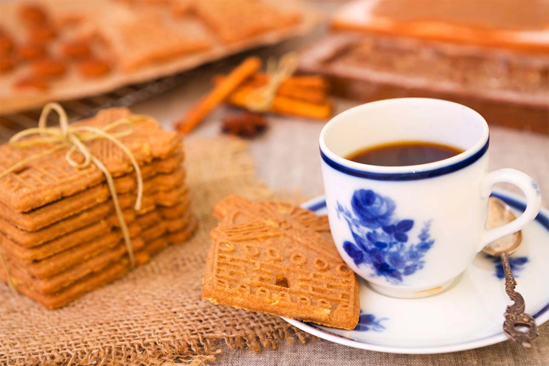 Gewürzspekulatius Plätzchen auf einer Kaffeetasse [Foto: Spekulatius AdobeStock_sara_winter]