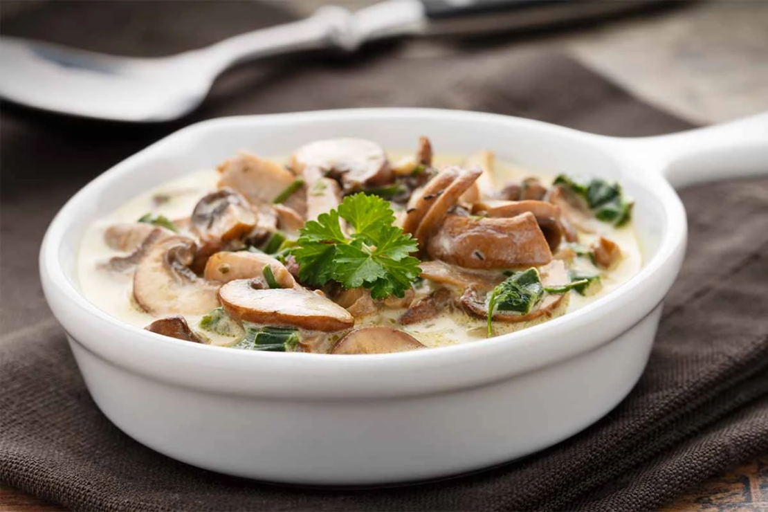 Rahmchampignons im Rezept mit Petersilie [Foto: AdobeStock_Martin-Rettenberger]