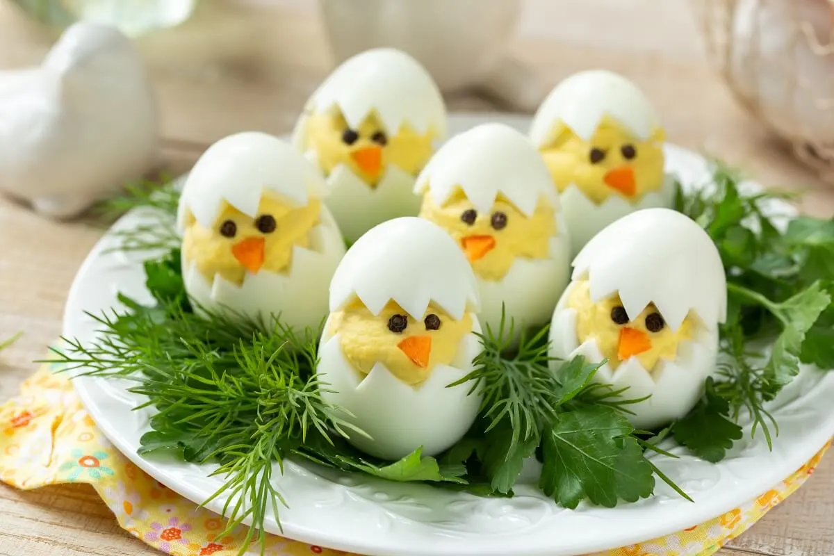 Gefüllte Eier zu Ostern.