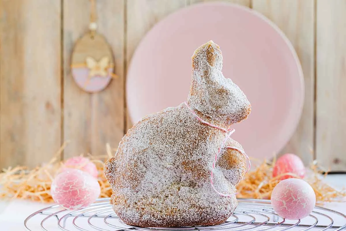 Osterhase anstelle eines Osterlamms zu Ostern – hier mit Puderzucker [Foto: AdobeStock_Peti]