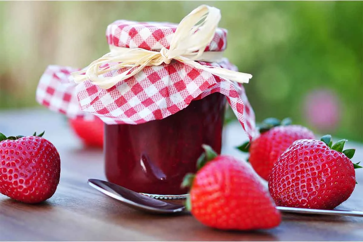 Erdbeermarmelade als Mitbringsel [Foto: AdobeStock_Printemps]