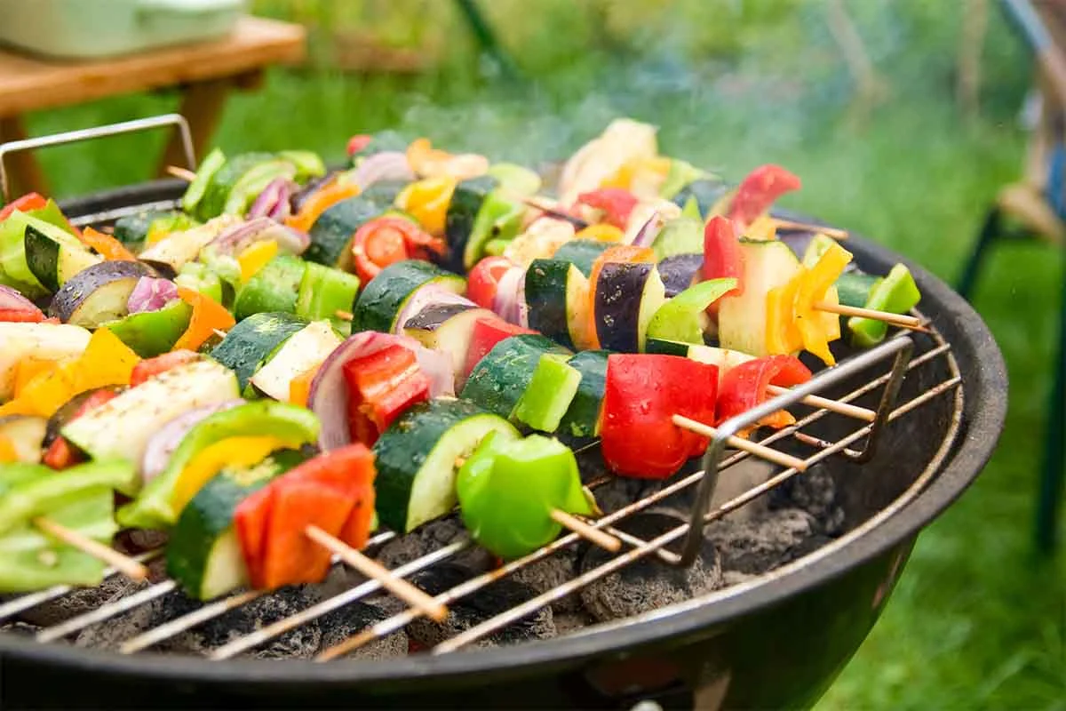 Gemuesespieße auf einem Grill [Foto: AdobeStock_Babsi_w]