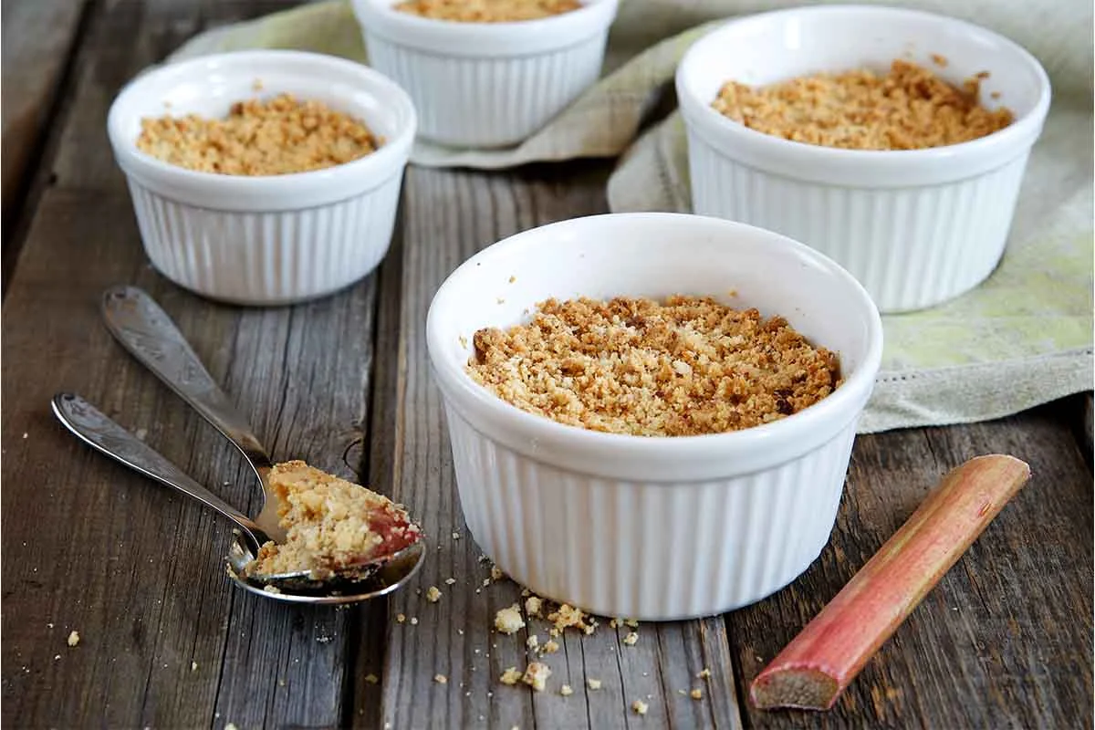 Rhabarbercrumble kommt aus dem Ofen und duftet herrlich. [Foto: AdobeStock_Anna-Puzatykh]
