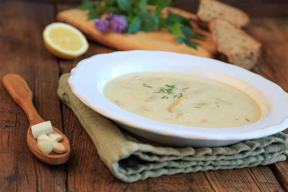 Suppe mit Spargel auf einem Teller [Foto: AdobeStock_Juefrateam]