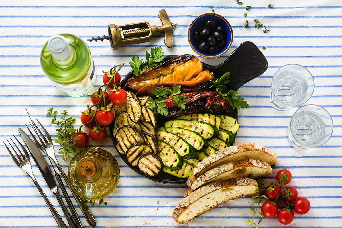 Mediterrane Gemuesemischung auf einer Servierplatte [Foto: AdobeStock_Irinagrigorii]