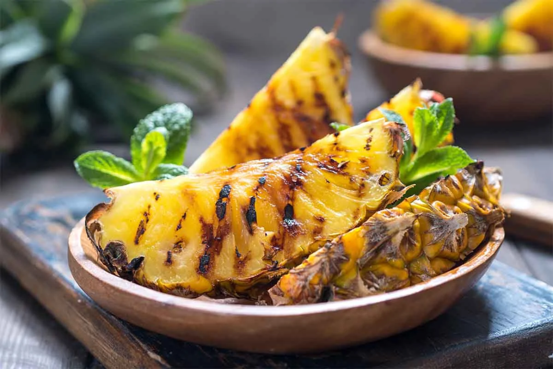 Gegrillte Ananas auf einem Teller angerichtet [Foto: AdobeStock_Azurita]