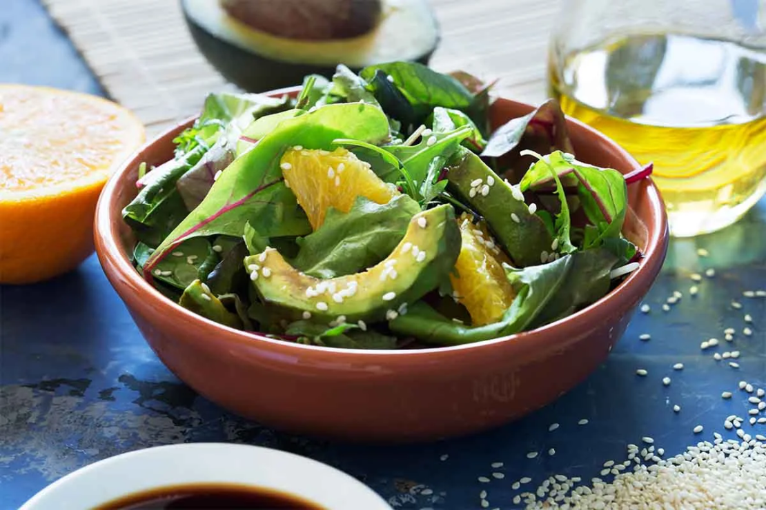 Avocado Sommersalat mit Orangen und Sesam [Foto: AdobeStock_Zakiroff]