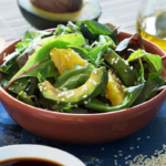 Avocado Sommersalat mit Orangen und Sesam [Foto: AdobeStock_Zakiroff]
