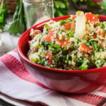 Couscous Sommersalat in einer Schale mit Petersilie [Foto: AdobeStock_Sławomir Fajer]