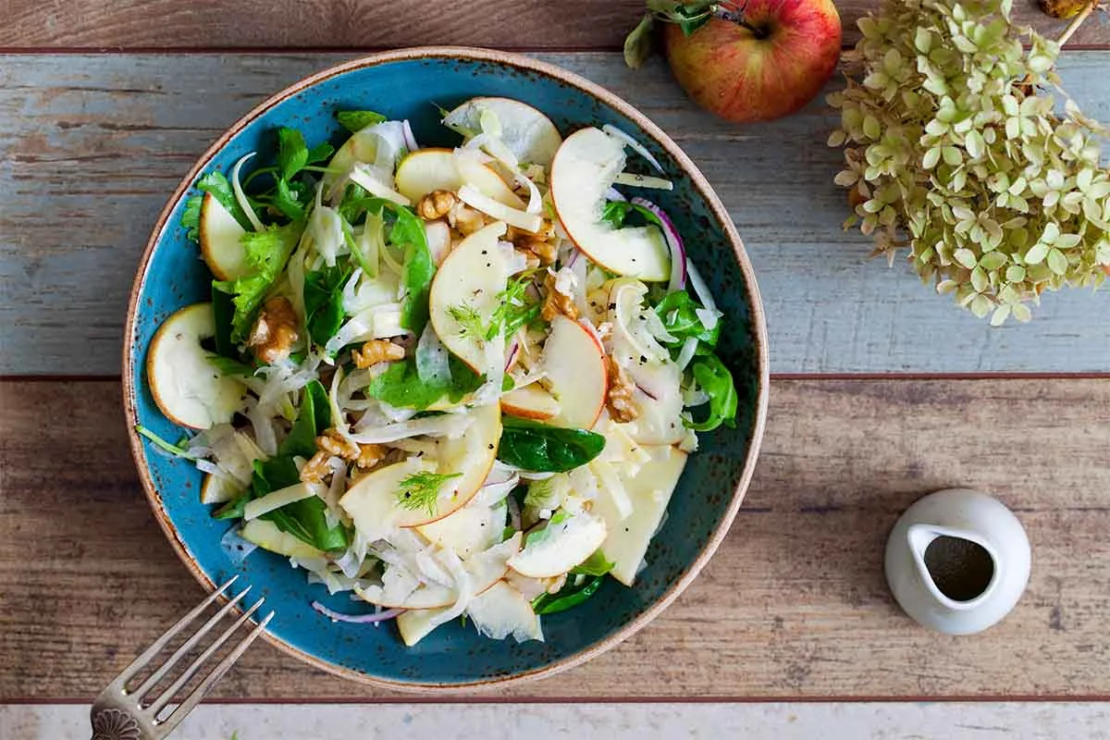 Apfel-Fenchel-Salat mit Walnuessen auf einem Teller [Foto: AdobeStock_Magdalena Bujak]