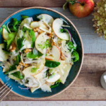 Apfel-Fenchel-Salat mit Walnuessen auf einem Teller [Foto: AdobeStock_Magdalena Bujak]