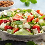 Sommersalate wie hier mit Gurke, Erdbeeren und Hirtenkaese [Foto: AdobeStock_Grinchh]