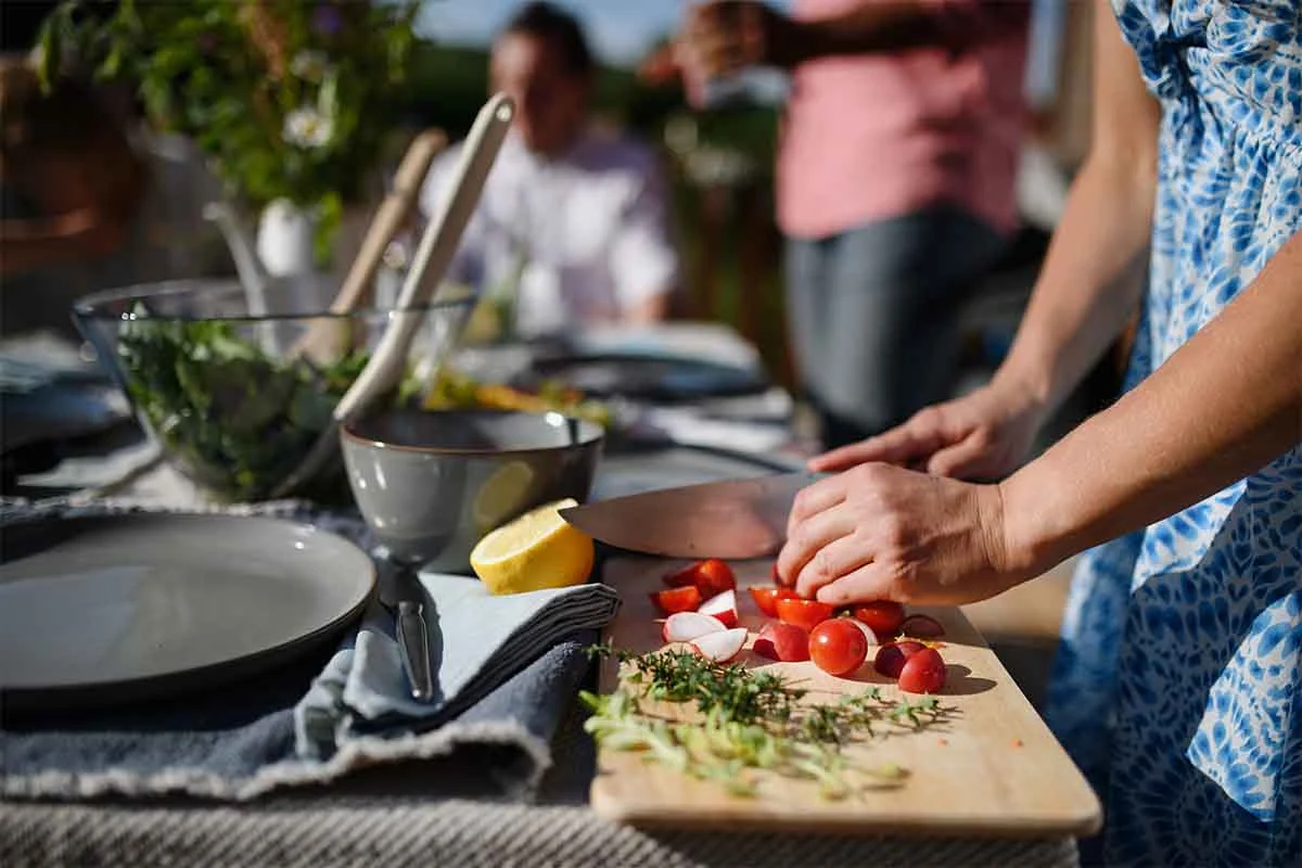 Zubereitung von Sommersalaten 
[Foto: AdobeStock_Halfpoint]