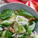 Fenchelsalat mit Apfel und Walnuss auf einem Salatteller [Foto: AdobeStock_Magdalena Bujak]