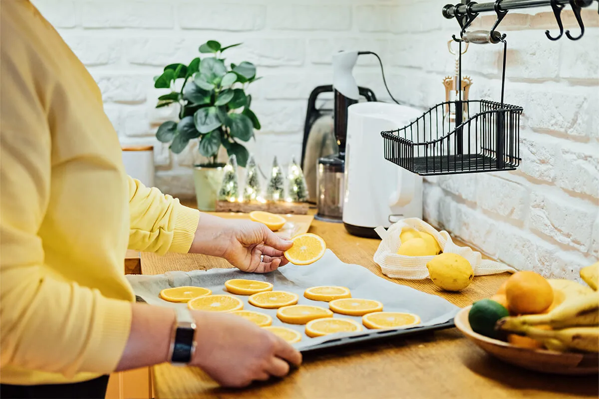 Orangenschalen werden zum Trocknen auf ein Backblech gelegt [Foto: AdobeStock_irissca]