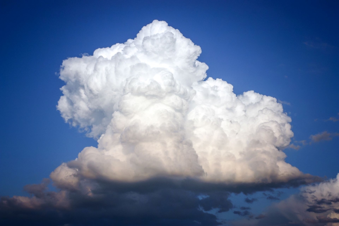 Cumulonimbus, Gewitter- oder Schauerwolke türmt sich am blauen Himmel auf.