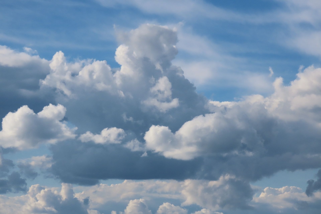 Stratocumulus, Haufenschichtwolke am blauen Himmel.